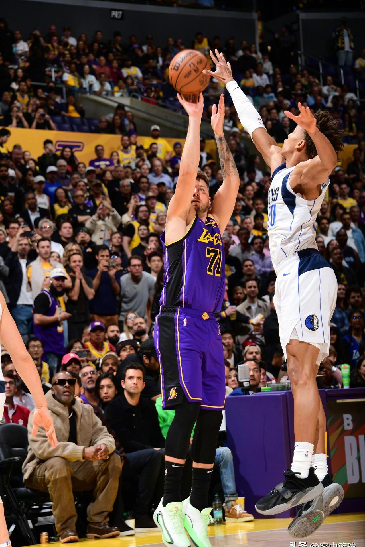 关于美国国家队取得胜利，美国球员再次展现出色表现的信息